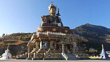 Padmasambhava-Statue hoch &uuml;ber dem Lhuentse-Tal - Ost-Bhutan: Sehensw&uuml;rdigkeiten
