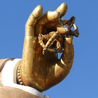 Die Hand von Padmasambhava mit Dorje - Ost-Bhutan: Sehensw&uuml;rdigkeiten