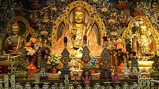 Meditationsraum im Innern der Padmasambhava Statue - Ost-Bhutan: Sehensw&uuml;rdigkeiten