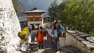 Aufstieg zum Lhuentse Dzong - Ost-Bhutan: Sehensw&uuml;rdigkeiten