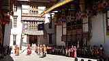 Maskent&auml;nze im Innenhof des Lhuentse Dzong - Ost-Bhutan: Lhuentse Klosterfest