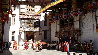 Maskent&auml;nze im Innenhof des Lhuentse Dzong - Ost-Bhutan: Lhuentse Klosterfest