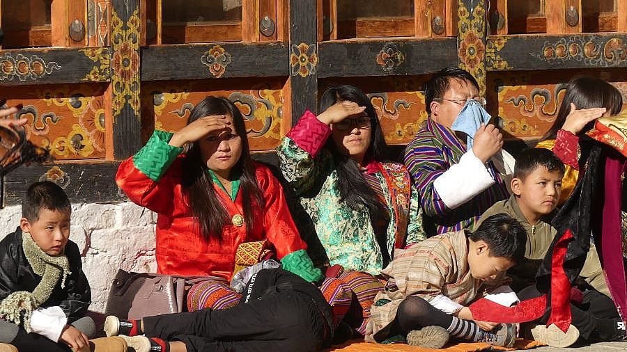 Zuschauer beim Lhuentse Tsechu. - Ost-Bhutan: Land und Leute