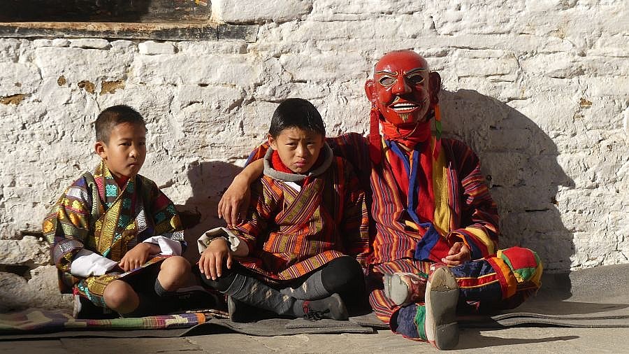 Atsaras - Clown beim Lhuentse Tsechu Fest - Ost-Bhutan: Land und Leute