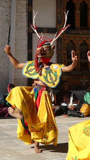 Maskent&auml;nze im Lhuentse Dzong - Ost-Bhutan: Lhuentse Klosterfest