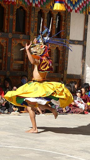 Maskent&auml;nze beim Lhuentse Tsechu  - Ost-Bhutan: Lhuentse Klosterfest
