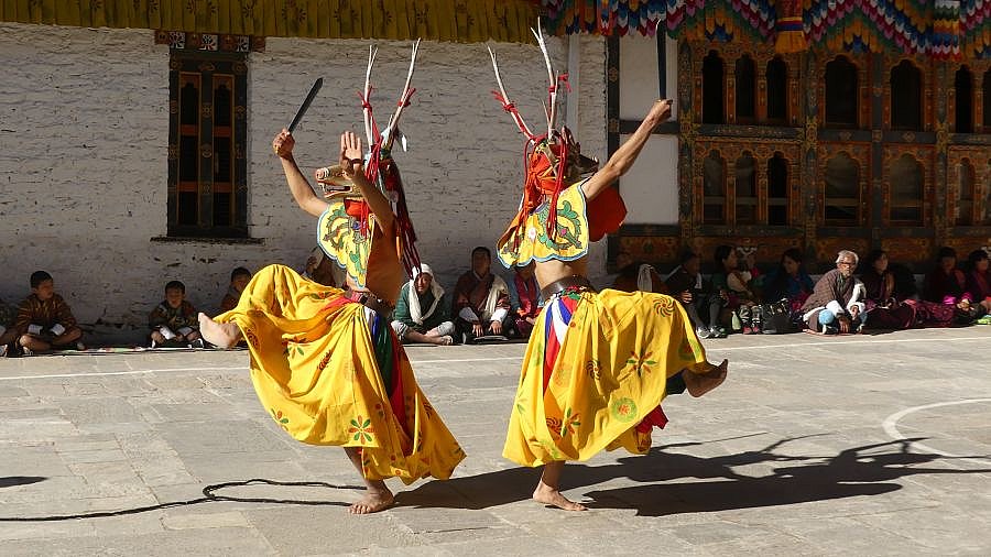 Maskent&auml;nze beim Klosterfest in Lhuentse - Ost-Bhutan: Lhuentse Klosterfest