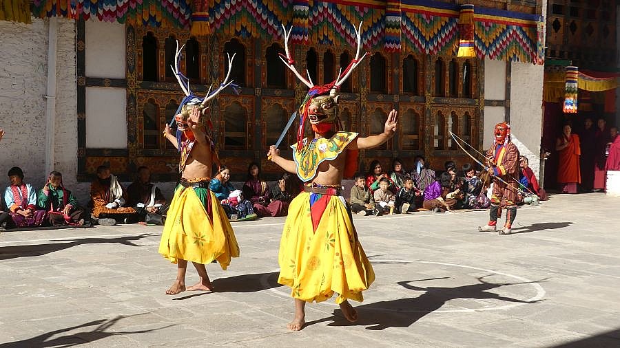 Ritueller Maskentanz mit Hirschgeweih-Maske - Ost-Bhutan: Lhuentse Klosterfest