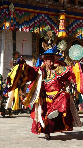 Ritueller Tanz beim Klosterfest in Lhuentse - Ost-Bhutan: Lhuentse Klosterfest