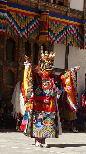Maskent&auml;nzer beim Klosterfest in Lhuentse - Ost-Bhutan: Lhuentse Klosterfest