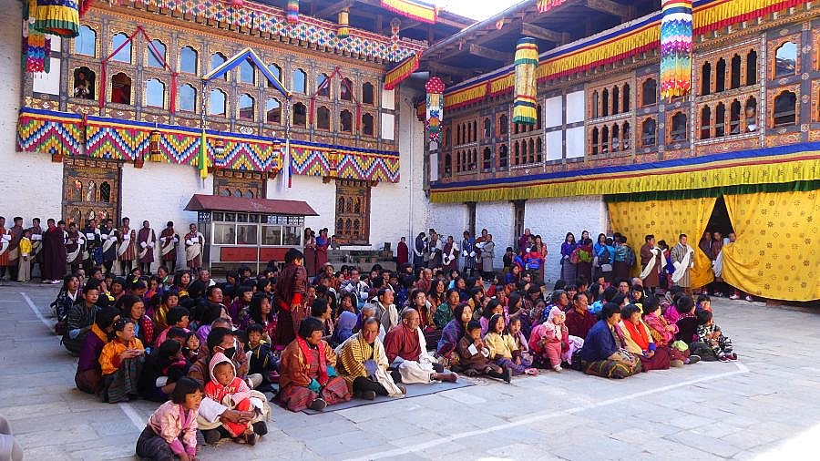 Zuschauer im Lhuentse Dzong beim Tsechu Klosterfest - Ost-Bhutan: Land und Leute