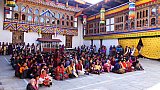 Zuschauer im Lhuentse Dzong beim Tsechu Klosterfest - Ost-Bhutan: Land und Leute