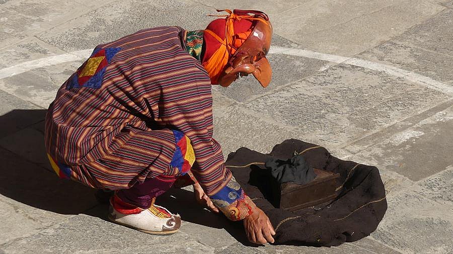 Atsaras, Narren w&auml;hrend des Klosterfestes in Bhutan - Ost-Bhutan: Lhuentse Klosterfest