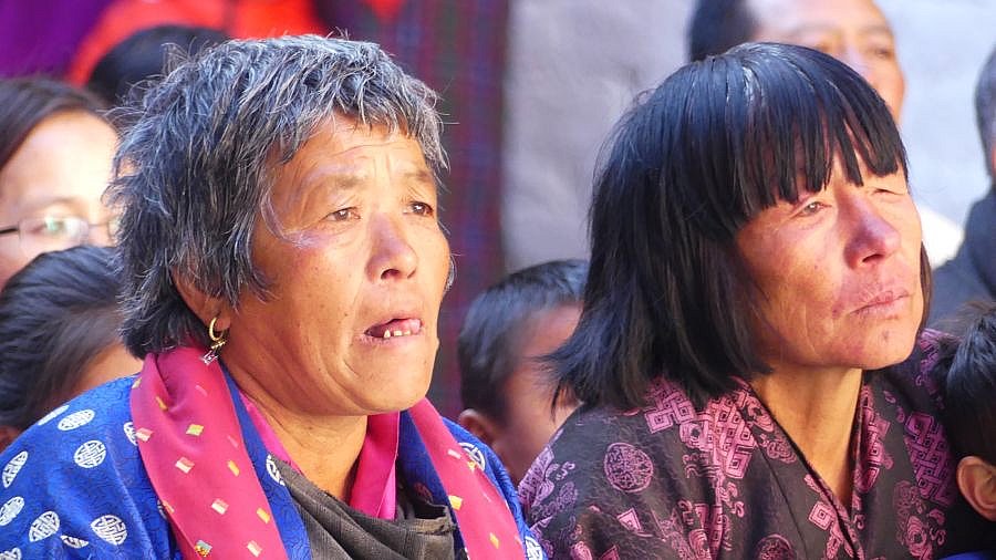 Zuschauerinnen bei den Maskent&auml;nzen im Lhuentse Dzong - Ost-Bhutan: Land und Leute