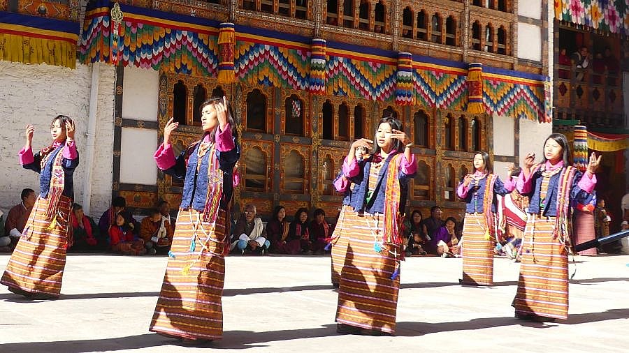 Traditionelle T&auml;nze und Ges&auml;nge w&auml;hrend des Klosterfestes - Ost-Bhutan: Lhuentse Klosterfest