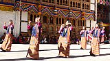 Traditionelle T&auml;nze und Ges&auml;nge w&auml;hrend des Klosterfestes - Ost-Bhutan: Lhuentse Klosterfest