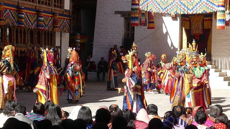 Pr&auml;chtige Gew&auml;nder schm&uuml;cken die Maskent&auml;nzer - Ost-Bhutan: Lhuentse Klosterfest
