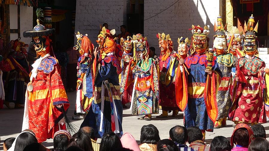 Gro&szlig;e Versammmlung der Maskent&auml;nzer im Lhuentse Dzong - Ost-Bhutan: Lhuentse Klosterfest