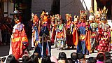 Gro&szlig;e Versammmlung der Maskent&auml;nzer im Lhuentse Dzong - Ost-Bhutan: Lhuentse Klosterfest