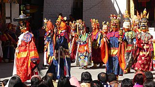 Gro&szlig;e Versammmlung der Maskent&auml;nzer im Lhuentse Dzong - Ost-Bhutan: Lhuentse Klosterfest