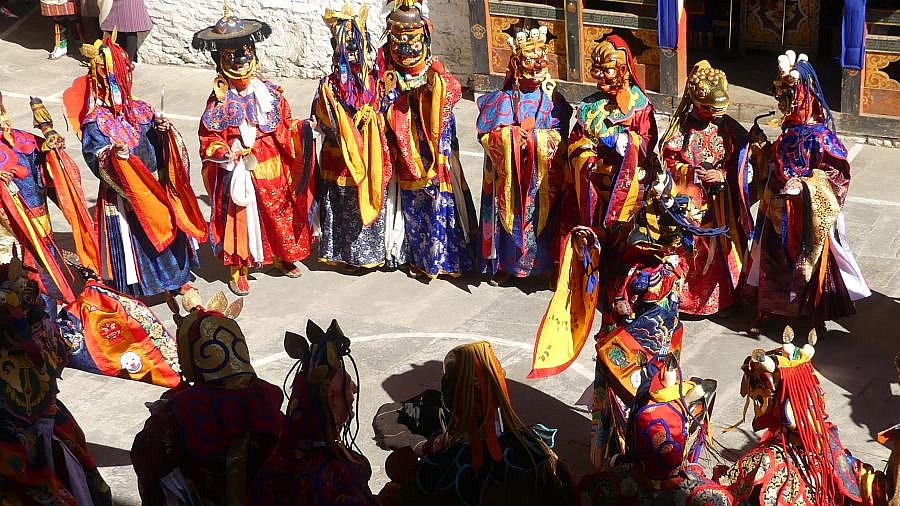 Maskent&auml;nzer im Lhuentse Kloster-Innenhof - Ost-Bhutan: Lhuentse Klosterfest