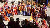 Maskent&auml;nzer im Lhuentse Kloster-Innenhof - Ost-Bhutan: Lhuentse Klosterfest