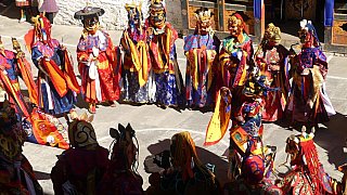 Maskent&auml;nzer im Lhuentse Kloster-Innenhof - Ost-Bhutan: Lhuentse Klosterfest