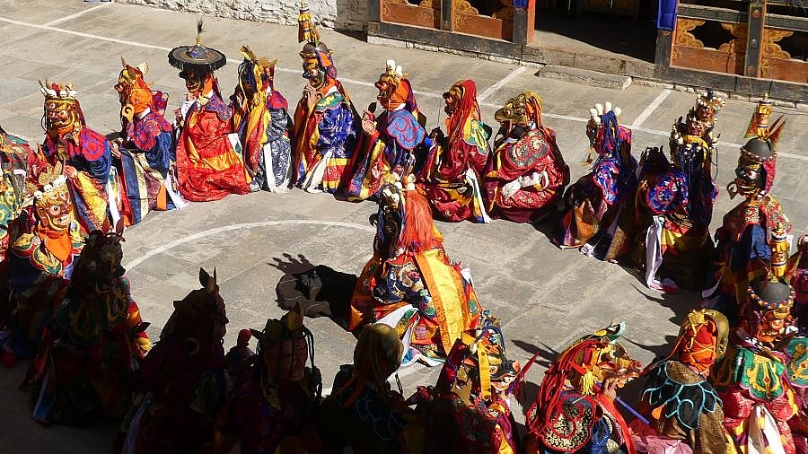 Maskent&auml;nze w&auml;hrend des Klosterfestes in Lhuentse - Ost-Bhutan: Lhuentse Klosterfest