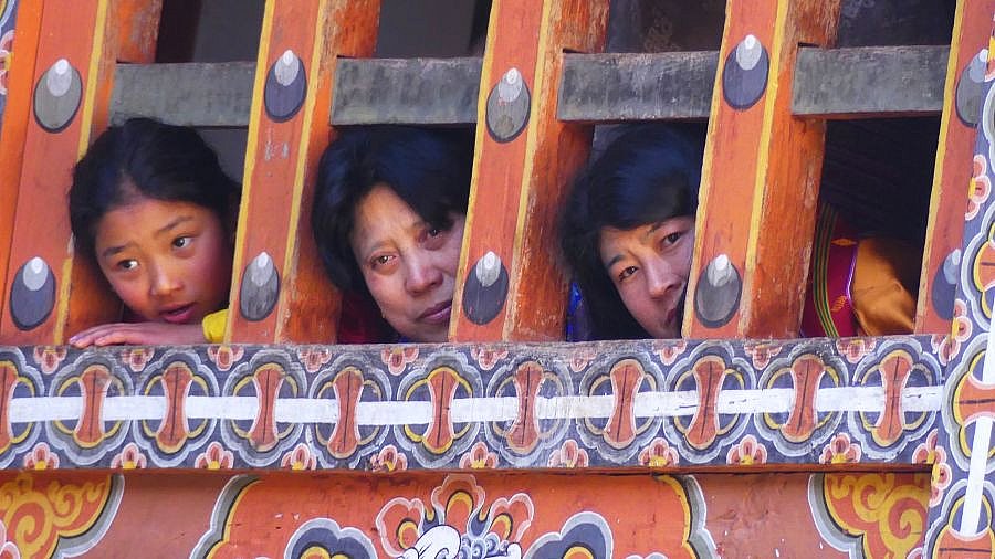 Zuschauer beim Klosterfest in Lhuentse - Ost-Bhutan: Land und Leute