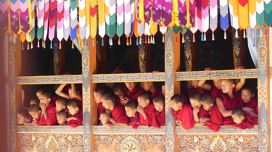 Novizen als Zuschauer beim Lhuentse Tsechu Klosterfest - Ost-Bhutan: Land und Leute
