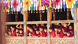 Novizen als Zuschauer beim Lhuentse Tsechu Klosterfest - Ost-Bhutan: Land und Leute