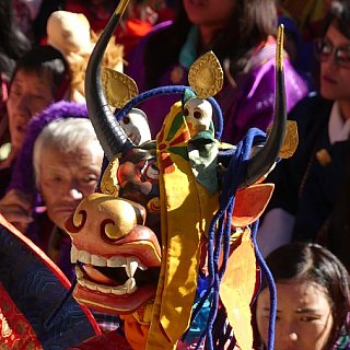 Bedeutungsvolle buddistische Maske - Ost-Bhutan: Lhuentse Klosterfest