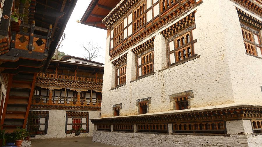Innenhof im Mongar Dzong - Ost-Bhutan: Sehensw&uuml;rdigkeiten