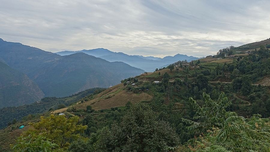Landschaft auf dem Abstecher zum Drametse Kloster - Ost-Bhutan: Landschaft