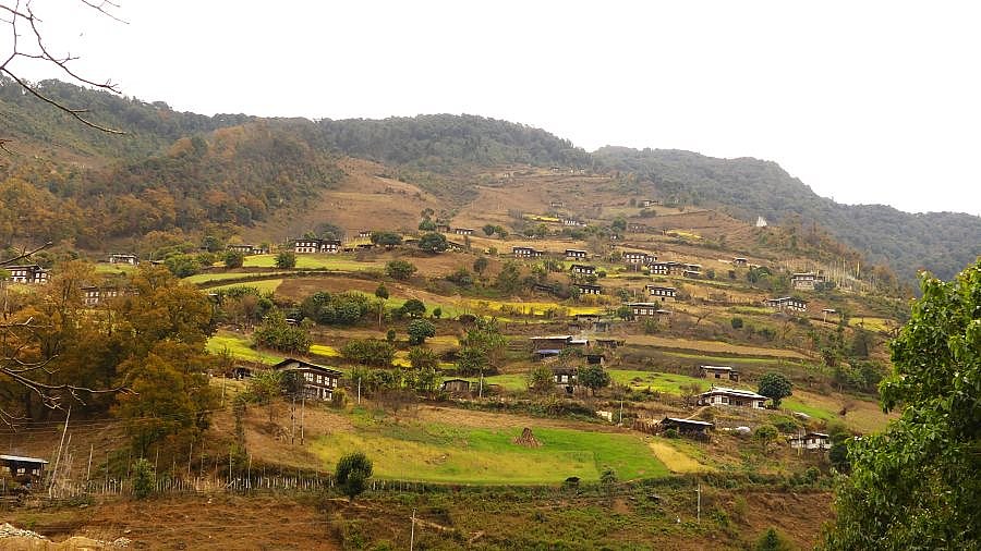 Geh&ouml;fte in der Umgebung des Drametse Klosters - Ost-Bhutan: Landschaft