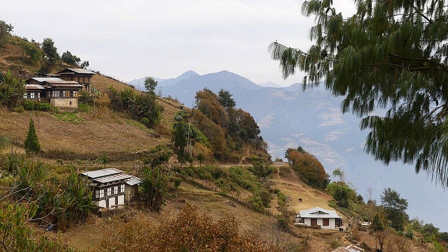 Geh&ouml;fte in der Umgebung des Drametse Klosters in Ostbhutan - Ost-Bhutan: Landschaft