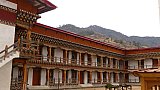 Drametse Dzong mit M&ouml;nchsklausen - Ost-Bhutan: Sehensw&uuml;rdigkeiten