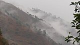 Nebelschwaden wabbern durch die T&auml;ler rund um Trashigang. - Ost-Bhutan: Landschaft