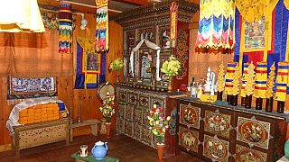 Gebets- und Andachtsraum im Farmer Guesthouse in Radhi - Ost-Bhutan: Essen & Schlafen