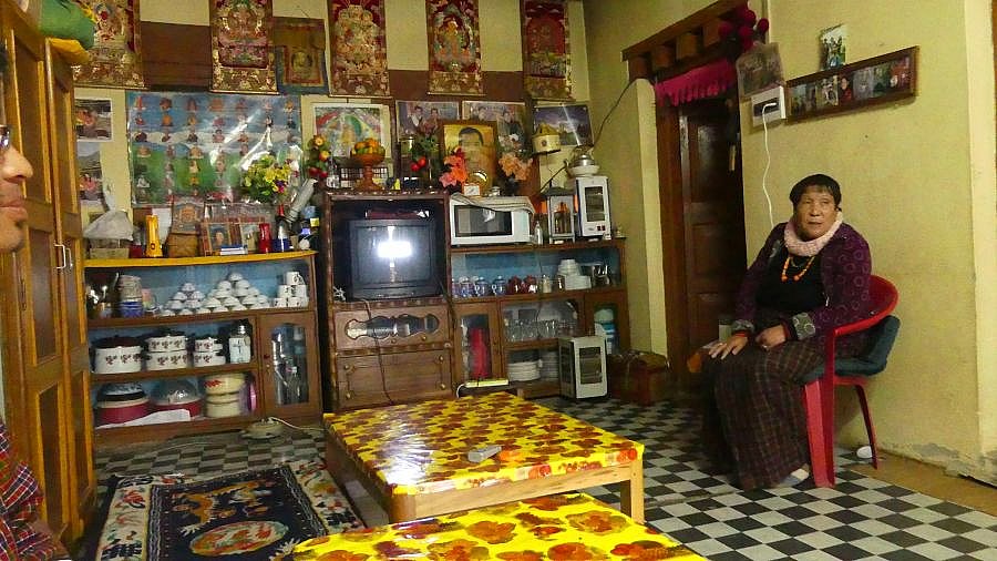 Wohnzimmer der Familie Lhadon im Farmer Guesthouse - Ost-Bhutan: Essen & Schlafen