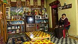 Wohnzimmer der Familie Lhadon im Farmer Guesthouse - Ost-Bhutan: Essen & Schlafen