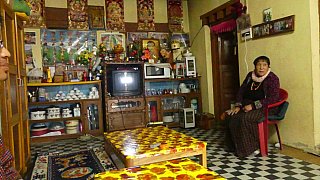 Wohnzimmer der Familie Lhadon im Farmer Guesthouse - Ost-Bhutan: Essen & Schlafen