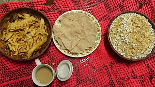 Typisch bhutanische Snacks - Ost-Bhutan: Essen & Schlafen