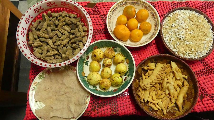 Bhutanische Snacks in noch gr&ouml;&szlig;erer Auswahl - Ost-Bhutan: Essen & Schlafen