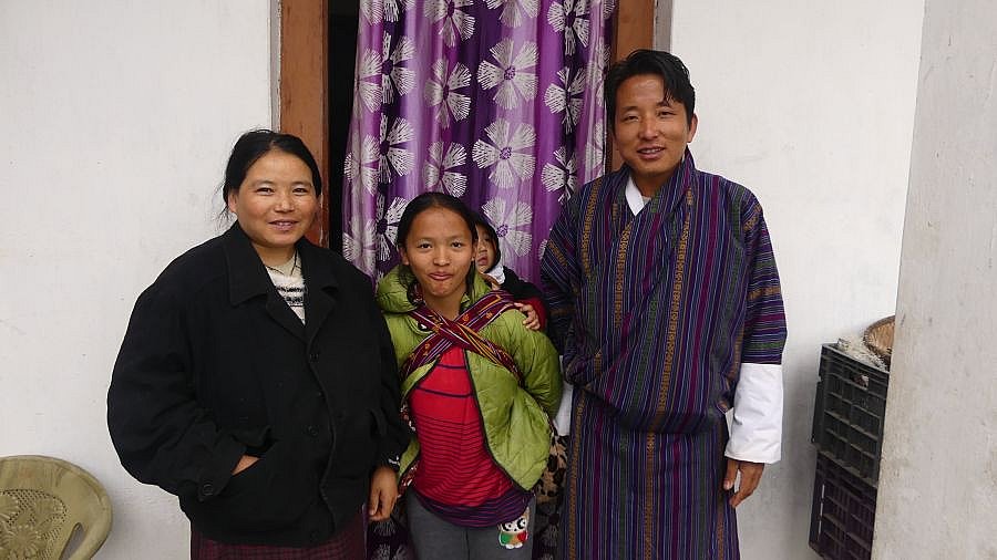 Familie Ugyen Lhadon freut sich immer &uuml;ber G&auml;ste. - Ost-Bhutan: Essen & Schlafen
