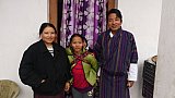 Familie Ugyen Lhadon freut sich immer &uuml;ber G&auml;ste. - Ost-Bhutan: Essen & Schlafen