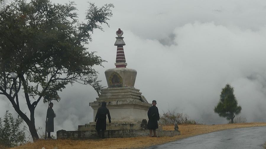 Tief h&auml;ngende Wolken im Tal des Gemri Chhu Flusses - Ost-Bhutan: Landschaft