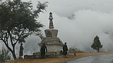 Tief h&auml;ngende Wolken im Tal des Gemri Chhu Flusses - Ost-Bhutan: Landschaft