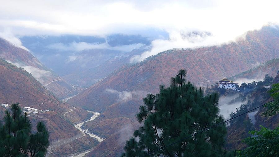 Ausblick auf den Trashigang Dzong und die Seitent&auml;ler - Ost-Bhutan: Landschaft