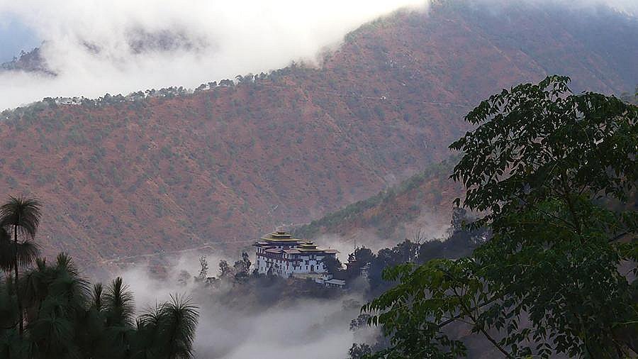 Der Trashigang Dzong hoch &uuml;ber dem Flu&szlig;tal - Ost-Bhutan: Landschaft